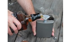 Piersiówka z lejkiem Vargo Titanium 240ml