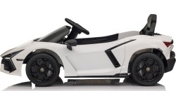 Biały pojazd Lamborghini Revuelto