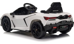 Biały pojazd Lamborghini Revuelto