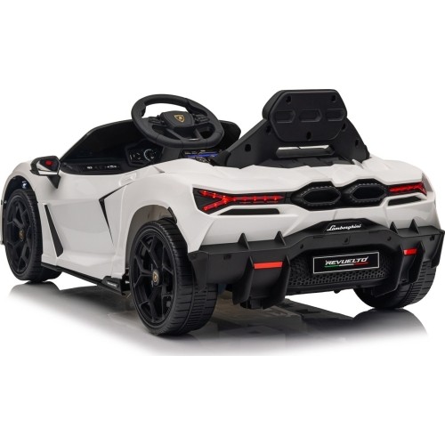 Biały pojazd Lamborghini Revuelto