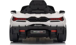 Biały pojazd Lamborghini Revuelto