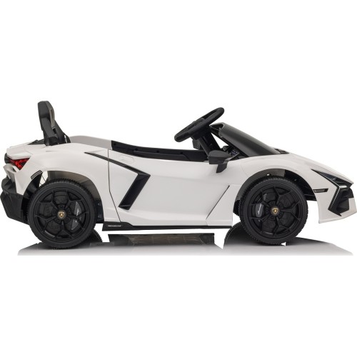 Biały pojazd Lamborghini Revuelto