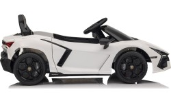 Biały pojazd Lamborghini Revuelto
