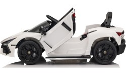 Biały pojazd Lamborghini Revuelto