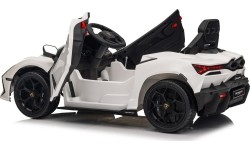 Biały pojazd Lamborghini Revuelto