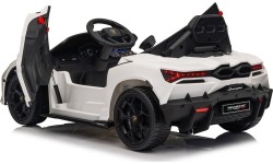 Biały pojazd Lamborghini Revuelto
