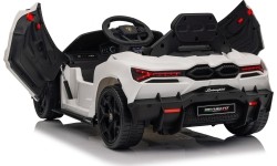 Biały pojazd Lamborghini Revuelto