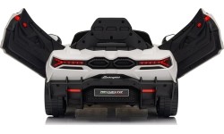 Biały pojazd Lamborghini Revuelto