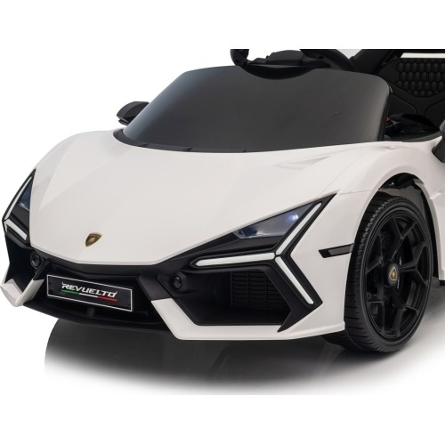 Biały pojazd Lamborghini Revuelto