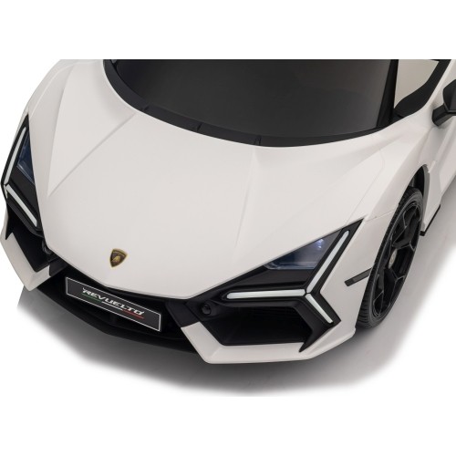 Biały pojazd Lamborghini Revuelto