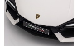 Biały pojazd Lamborghini Revuelto