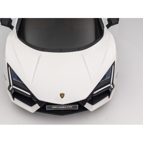Biały pojazd Lamborghini Revuelto