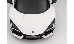 Biały pojazd Lamborghini Revuelto