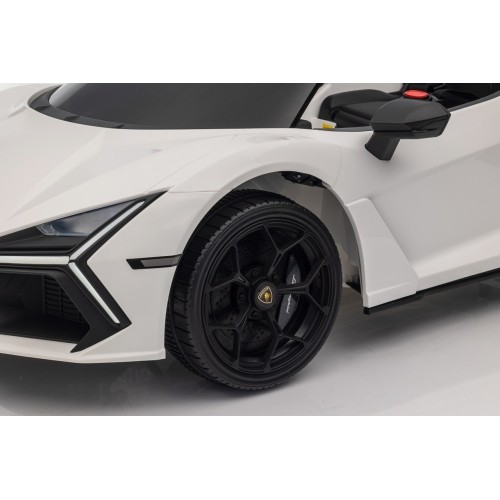 Biały pojazd Lamborghini Revuelto