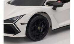 Biały pojazd Lamborghini Revuelto