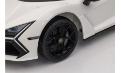 Biały pojazd Lamborghini Revuelto