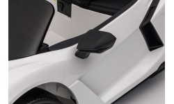 Biały pojazd Lamborghini Revuelto