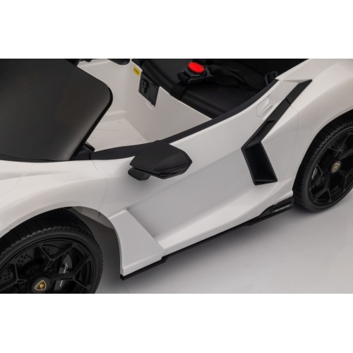 Biały pojazd Lamborghini Revuelto
