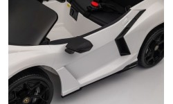 Biały pojazd Lamborghini Revuelto