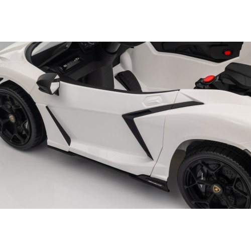 Biały pojazd Lamborghini Revuelto