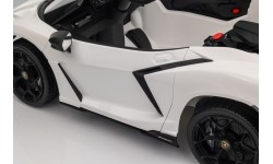 Biały pojazd Lamborghini Revuelto