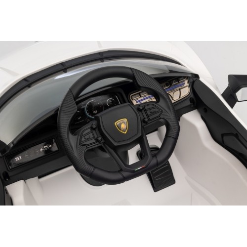 Biały pojazd Lamborghini Revuelto