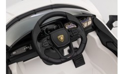 Biały pojazd Lamborghini Revuelto