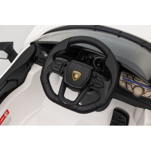 Biały pojazd Lamborghini Revuelto