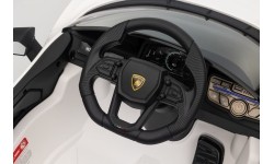 Biały pojazd Lamborghini Revuelto