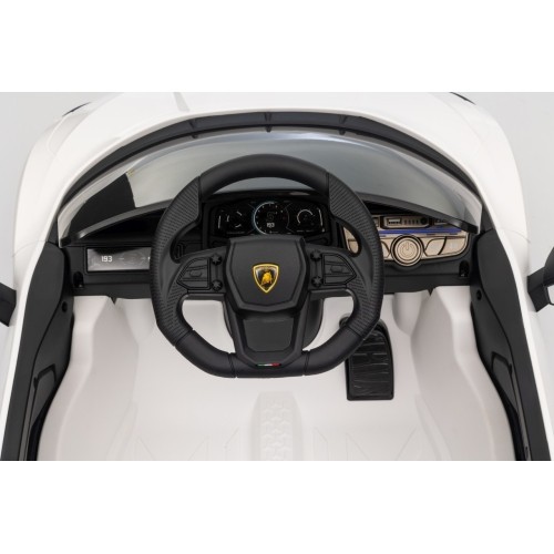 Biały pojazd Lamborghini Revuelto