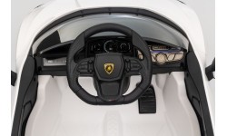 Biały pojazd Lamborghini Revuelto