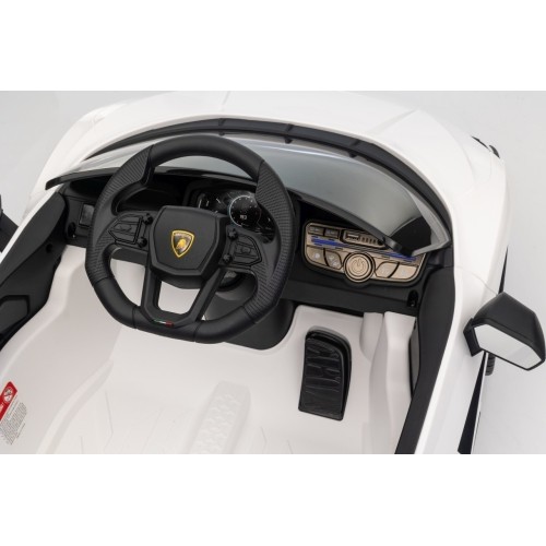 Biały pojazd Lamborghini Revuelto