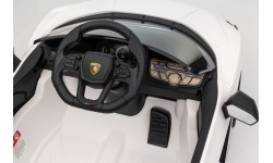 Biały pojazd Lamborghini Revuelto
