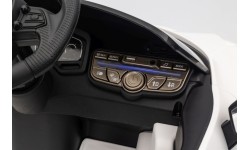 Biały pojazd Lamborghini Revuelto