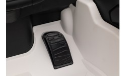 Biały pojazd Lamborghini Revuelto