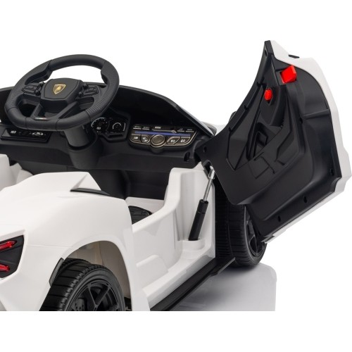 Biały pojazd Lamborghini Revuelto