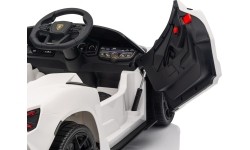 Biały pojazd Lamborghini Revuelto