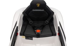 Biały pojazd Lamborghini Revuelto