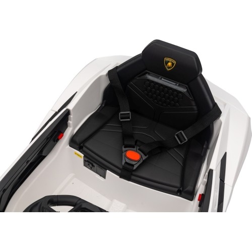 Biały pojazd Lamborghini Revuelto