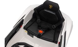 Biały pojazd Lamborghini Revuelto