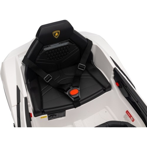 Biały pojazd Lamborghini Revuelto