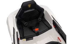 Biały pojazd Lamborghini Revuelto