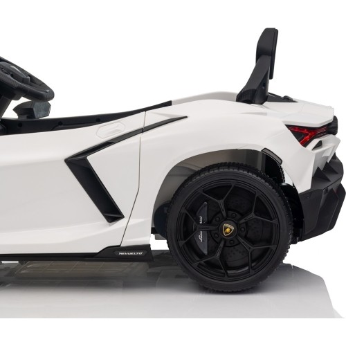 Biały pojazd Lamborghini Revuelto