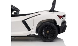 Biały pojazd Lamborghini Revuelto