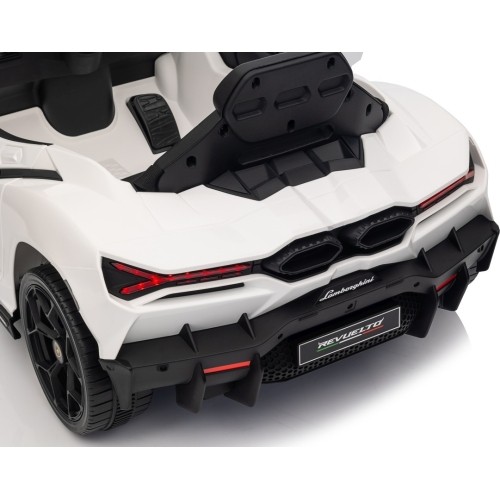 Biały pojazd Lamborghini Revuelto