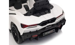 Biały pojazd Lamborghini Revuelto