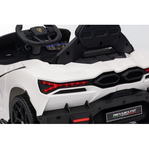 Biały pojazd Lamborghini Revuelto