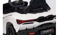 Biały pojazd Lamborghini Revuelto