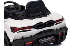 Biały pojazd Lamborghini Revuelto
