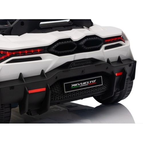 Biały pojazd Lamborghini Revuelto